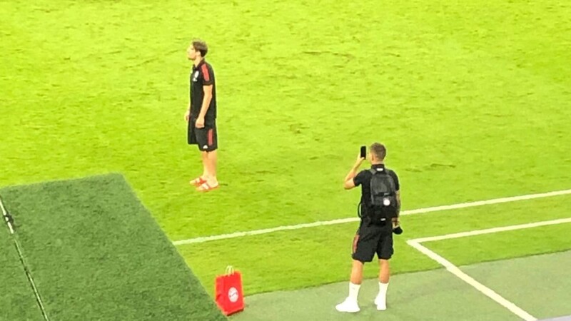Sein letzter Auftritt für die Bayern in der Allianz Arena? Lucas Hernández knipst, Javi Martínez (l.) posiert auf dem Platz.