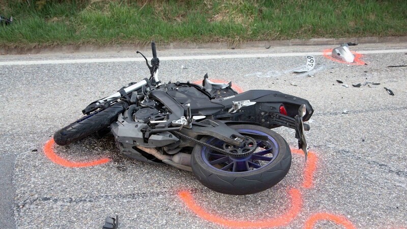 Auto fährt Motorrad auf – zwei Schwerverletzte bei Unfall in