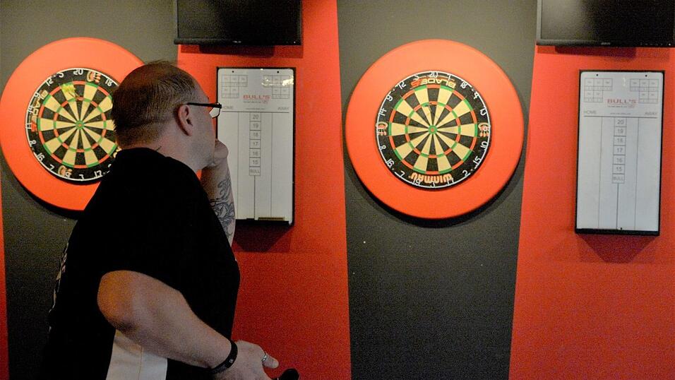 Ruhige Hand, kühler Kopf - beim Darts kommt es nicht nur auf das Werfen an. Ruhige Hand, kühler Kopf - beim Darts kommt es nicht nur auf das Werfen an.
