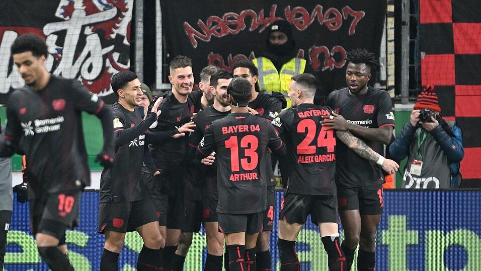 Leverkusens Patrik Schick jubelt mit seinen Mannchaftskollegen über 2:0. Leverkusens Patrik Schick jubelt mit seinen Mannchaftskollegen über 2:0.