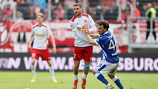 Der SSV Jahn Regensburg hat den auslaufenden Vertrag von Oscar Schönfelder um ein weiteres Jahr verlängert. Der SSV Jahn Regensburg hat den auslaufenden Vertrag von Oscar Schönfelder um ein weiteres Jahr verlängert.