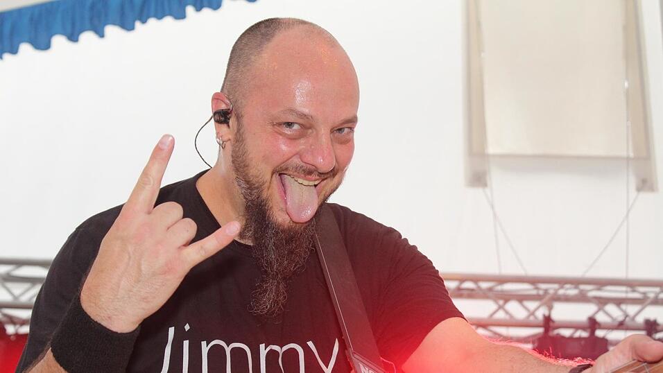 Zur Musik von Headless wurde ausgelassen gefeiert. Zur Musik von Headless wurde ausgelassen gefeiert.