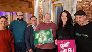 Die Vorsitzenden des Ortsverbandes Die Grünen VG Mauern, Regina Mühlbauer, Matthias Melcher und Landratskandidat Stephan Griebel, gratulierten nach der Listenaufstellung den drei Kandidaten Sabine Glienke, Agnes Dämon und Alexander Dämon. Die Vorsitzenden des Ortsverbandes Die Grünen VG Mauern, Regina Mühlbauer, Matthias Melcher und Landratskandidat Stephan Griebel, gratulierten nach der Listenaufstellung den drei Kandidaten Sabine Glienke, Agnes Dämon und Alexander Dämon.