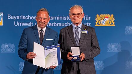 Bayerns Umweltminister Thorsten Glauber (l.) überreichte Franz Meindl am Mittwochabend die Umweltmedaille des Freistaats Bayern. Bayerns Umweltminister Thorsten Glauber (l.) überreichte Franz Meindl am Mittwochabend die Umweltmedaille des Freistaats Bayern.