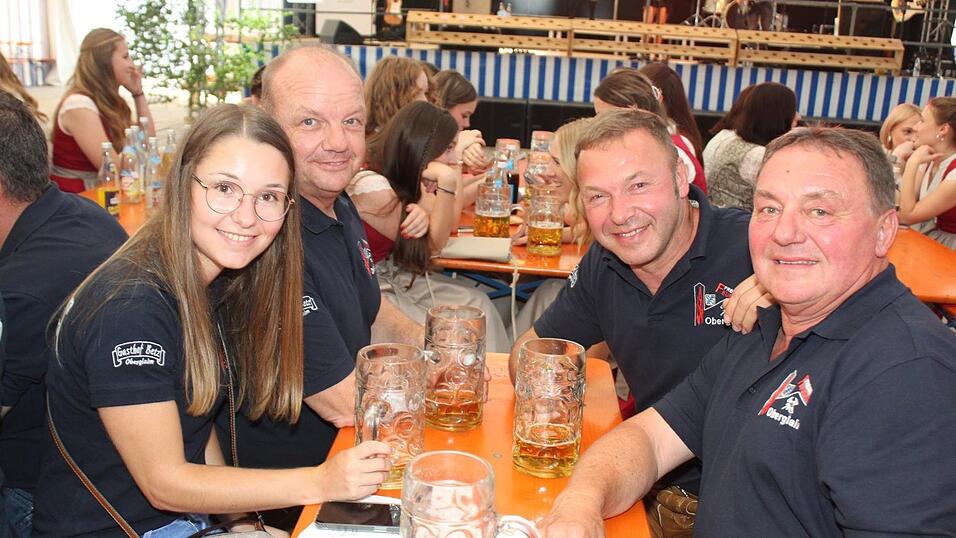 Zur Musik von Headless wurde ausgelassen gefeiert. Zur Musik von Headless wurde ausgelassen gefeiert.