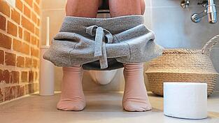 Das Zusammenspiel der Hormone im weiblichen Körper kann für Darmbeschwerden sorgen. Das Zusammenspiel der Hormone im weiblichen Körper kann für Darmbeschwerden sorgen.