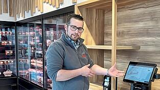 Martin Zellner an der Selbstbedienungskasse. Er zeigt sich zufrieden mit den bisherigen Erfahrungen in seinem neuen Laden. Martin Zellner an der Selbstbedienungskasse. Er zeigt sich zufrieden mit den bisherigen Erfahrungen in seinem neuen Laden.