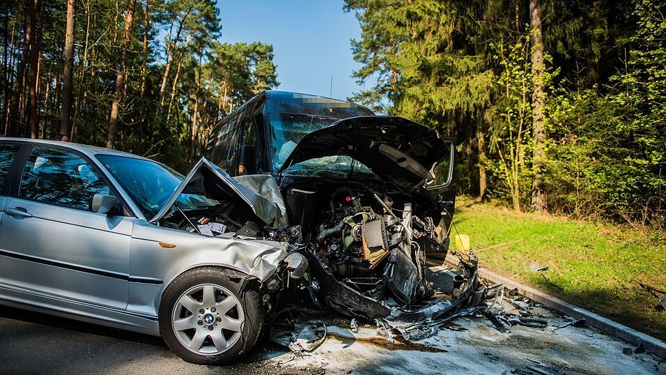 Die Fahrzeuge krachten wohl frontal ineinander. Die Fahrzeuge krachten wohl frontal ineinander.