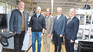 Landrat Franz Löffler, Eigentümer Klaus Fischer, der Wirtschaftsreferent des Landkreises Klaus Schedlbauer, Bürgermeister Markus Ackermann und Geschäftsführer Christoph Zistler (von links) machten beim Rundgang durch die Produktionshallen auch in der Elektronikfertigung Halt. Landrat Franz Löffler, Eigentümer Klaus Fischer, der Wirtschaftsreferent des Landkreises Klaus Schedlbauer, Bürgermeister Markus Ackermann und Geschäftsführer Christoph Zistler (von links) machten beim Rundgang durch die Produktionshallen auch in der Elektronikfertigung Halt.