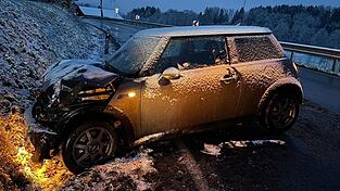 Eine junge Autofahrerin kam in Höhe Haiberg ins Schleudern und prallte gegen die Leitplanke. Eine junge Autofahrerin kam in Höhe Haiberg ins Schleudern und prallte gegen die Leitplanke.