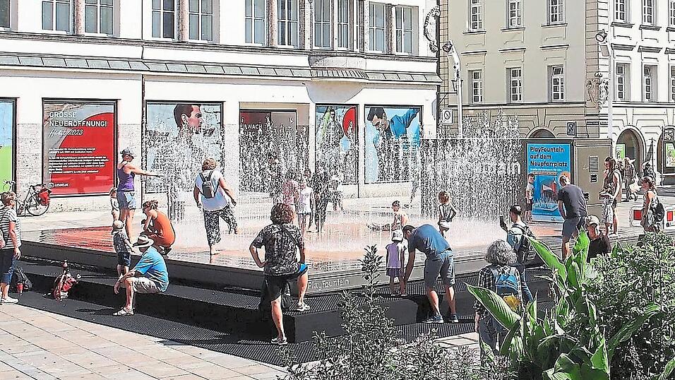 Spiel und Spaß im kühlen Nass: Im August wird die Playfountain wieder am Neupfarrplatz stehen. Die hohen Kosten führten im Finanzausschuss aber für eine größere Debatte um den Nutzen des Events. Spiel und Spaß im kühlen Nass: Im August wird die Playfountain wieder am Neupfarrplatz stehen. Die hohen Kosten führten im Finanzausschuss aber für eine größere Debatte um den Nutzen des Events.