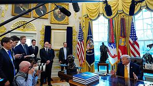 Vor Journalisten deutete Trump eine mögliche «Übernahme» Kubas an. Vor Journalisten deutete Trump eine mögliche «Übernahme» Kubas an.