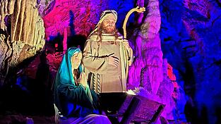 An 16 Stationen in der Höhle spielen rund 100 Darsteller die Geschichte von der Geburt Jesu nach. Die Höhle wird dabei eindrucksvoll in Szene gesetzt. An 16 Stationen in der Höhle spielen rund 100 Darsteller die Geschichte von der Geburt Jesu nach. Die Höhle wird dabei eindrucksvoll in Szene gesetzt.