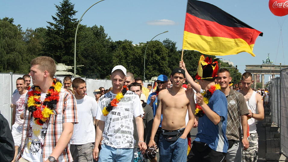 Christian Fertl war am Sonntag auf der Fanmeile in Berlin und erlebte dort das Achtelfinale gegen England auf Großleinwand. Christian Fertl war am Sonntag auf der Fanmeile in Berlin und erlebte dort das Achtelfinale gegen England auf Großleinwand.