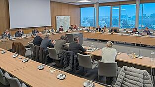 Die Mitglieder des Kreisausschusses freuten sich bei der Sitzung am Montag über die von der Regierung in Aussicht gestellte Senkung der Kreisumlage im kommenden Jahr. Die Mitglieder des Kreisausschusses freuten sich bei der Sitzung am Montag über die von der Regierung in Aussicht gestellte Senkung der Kreisumlage im kommenden Jahr.