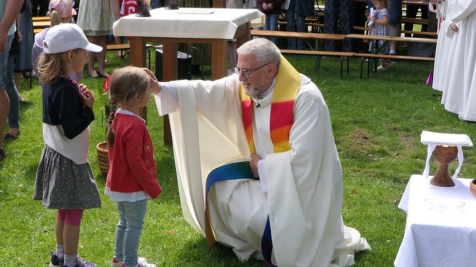 Dekan Johannes Plank segnete jedes Kind einzeln. Dekan Johannes Plank segnete jedes Kind einzeln.