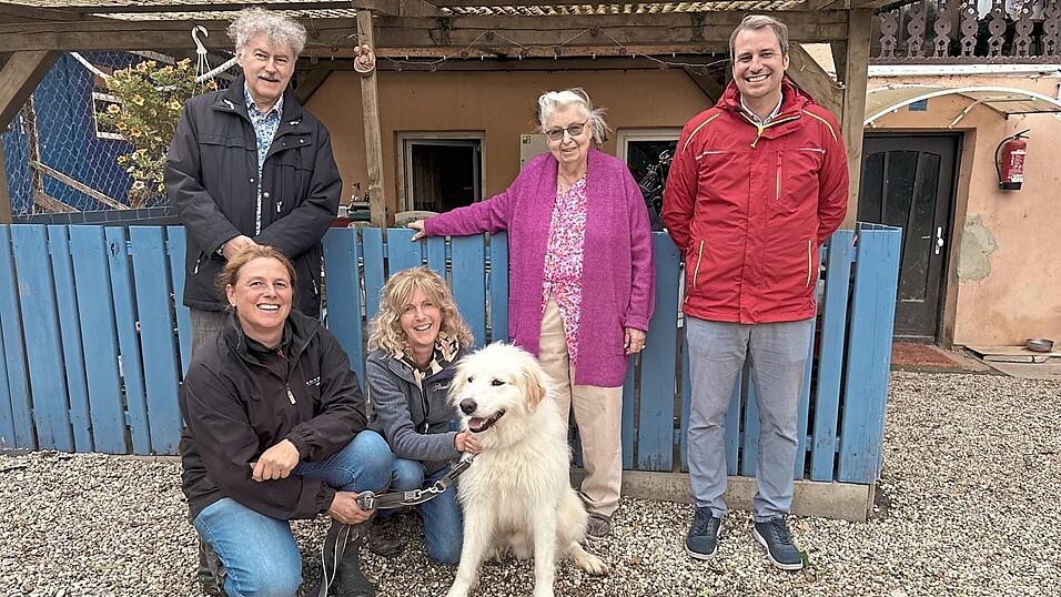 Vorstand Werner Barta (v. l.), Vorstandsmitglied Manuela Hochwimmer, Kerstin Schindler und Tiermutter Lona Kreil informierten Bürgermeister Matthias Kohlmayer über den Gnadenhof. Vorstand Werner Barta (v. l.), Vorstandsmitglied Manuela Hochwimmer, Kerstin Schindler und Tiermutter Lona Kreil informierten Bürgermeister Matthias Kohlmayer über den Gnadenhof.