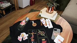 Lesezeichen, T-Shirts, Sticker, Handyhüllen: ein paar der Produkte von Vanessa Allmannsberger, die sie als „Hello Kolibri“ anbietet. Lesezeichen, T-Shirts, Sticker, Handyhüllen: ein paar der Produkte von Vanessa Allmannsberger, die sie als „Hello Kolibri“ anbietet.