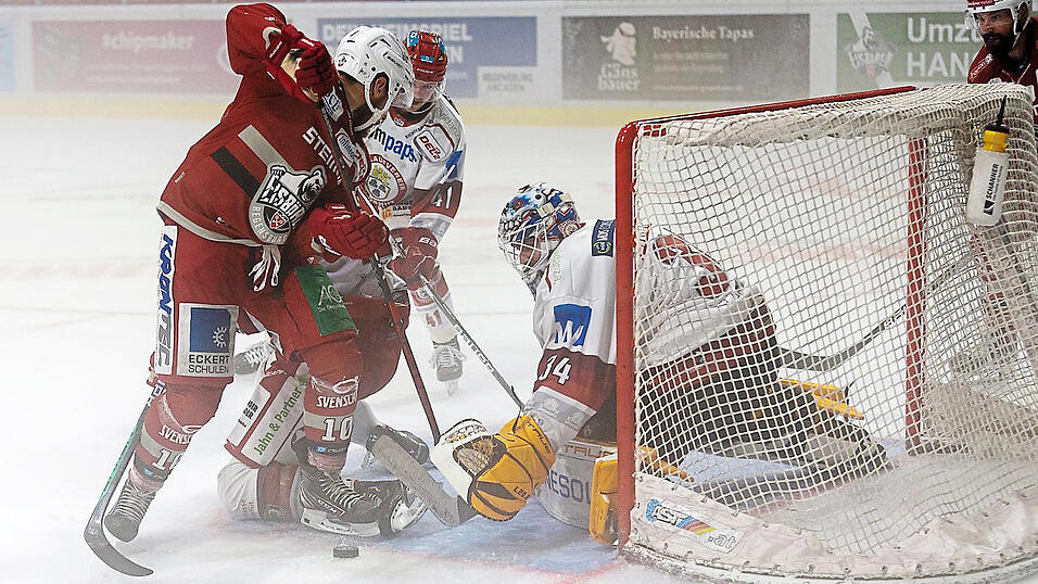Landshuts Torhüter Jonas Langmann hat maßgeblichen Anteil am Landshuter 1:0-Sieg im Derby gegen Regensburg und feiert damit gleich in seinem zweiten Ligaeinsatz für den EVL einen Shutout. Landshuts Torhüter Jonas Langmann hat maßgeblichen Anteil am Landshuter 1:0-Sieg im Derby gegen Regensburg und feiert damit gleich in seinem zweiten Ligaeinsatz für den EVL einen Shutout.