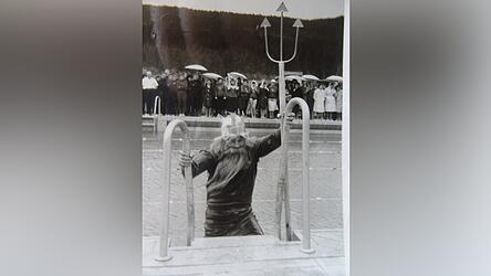 Meeresgott Neptun höchst persönlich tauchte zur Einweihung am Sonntag,14.Mai 1961 mit seinem Dreizack aus dem Wasser und taufte anschließend das Becken mit Sekt. Meeresgott Neptun höchst persönlich tauchte zur Einweihung am Sonntag,14.Mai 1961 mit seinem Dreizack aus dem Wasser und taufte anschließend das Becken mit Sekt.