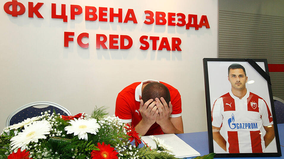 Juli 2015: Der Serbe Goran Gogic (29) bricht bei seinem chinesischen Club Qingdao Hainiu zusammen und stirbt. Juli 2015: Der Serbe Goran Gogic (29) bricht bei seinem chinesischen Club Qingdao Hainiu zusammen und stirbt.