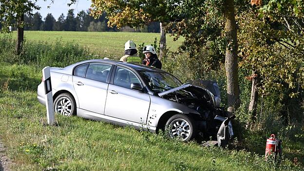 Das Auto kam von der Straße ab und prallte gegen einen Baum. Das Auto kam von der Straße ab und prallte gegen einen Baum.