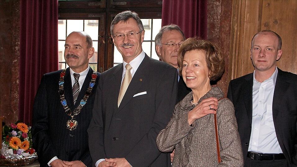 Die Zusammenarbeit zwischen Gerhard Weber (M.) und OB Hans-Schaidinger habe stets gut funktioniert. Hier der Jubilar anlässlich seines 60. Geburtstages im Jahr 2008 zusammen mit seiner Frau Ulrike und seinen beiden Amtskollegen Schaidinger und dem dritten Bürgermeister Joachim Wolbergs (r.). Die Zusammenarbeit zwischen Gerhard Weber (M.) und OB Hans-Schaidinger habe stets gut funktioniert. Hier der Jubilar anlässlich seines 60. Geburtstages im Jahr 2008 zusammen mit seiner Frau Ulrike und seinen beiden Amtskollegen Schaidinger und dem dritten Bürgermeister Joachim Wolbergs (r.).