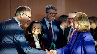 Kanzler Merz und Ministerin Bas wirken im Kabinett zufrieden. Kanzler Merz und Ministerin Bas wirken im Kabinett zufrieden.