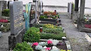 Viele richten die Gräber ihrer Verstorbenen besonders liebevoll her. Viele richten die Gräber ihrer Verstorbenen besonders liebevoll her.