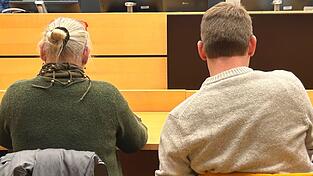 Der angeklagte Mann soll in Haft, die Angeklagte wurde vom Landgericht Würzburg aus Mangel an Beweisen freigesprochen. (Archivfoto) Der angeklagte Mann soll in Haft, die Angeklagte wurde vom Landgericht Würzburg aus Mangel an Beweisen freigesprochen. (Archivfoto)