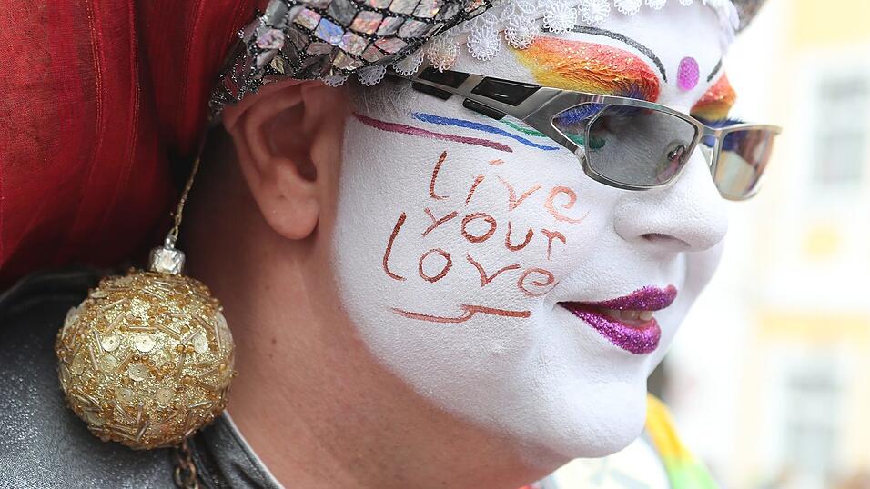 Knapp 2.000 Teilnehmer feierten am Samstag in Landhut den ersten Christopher-Street-Day Niederbayerns. Knapp 2.000 Teilnehmer feierten am Samstag in Landhut den ersten Christopher-Street-Day Niederbayerns.
