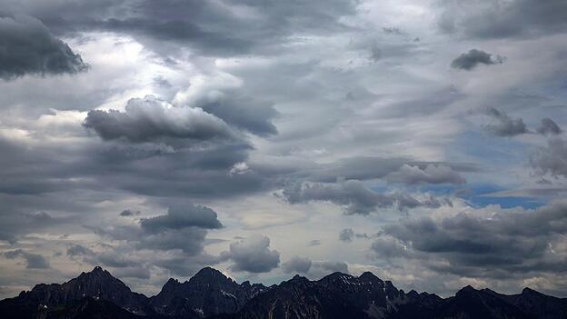 Zu Wochenbeginn war der Himmel über den Allgäuer Alpen noch wolkenverhangen. Am heutigen Mittwoch könnte es ähnlich aussehen. Zu Wochenbeginn war der Himmel über den Allgäuer Alpen noch wolkenverhangen. Am heutigen Mittwoch könnte es ähnlich aussehen.
