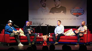 Im vergangenen Jahr war beim Live-Podcast unter anderem Stadionsprecher Peter Schnettler (Zweiter von links) zu Gast. Im vergangenen Jahr war beim Live-Podcast unter anderem Stadionsprecher Peter Schnettler (Zweiter von links) zu Gast.