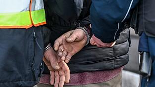 Die Bundespolizei konnte nach einer Fahndung zwei Tatverdächtige festnehmen. (Symbolbild) Die Bundespolizei konnte nach einer Fahndung zwei Tatverdächtige festnehmen. (Symbolbild)