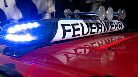 Ein Einsatzfahrzeug der Feuerwehr mit eingeschaltetem Blaulicht und Martin-Horn - die übrigen Verkehrsteilnehmer müssen sofort feie Bahn schaffen. Ein Einsatzfahrzeug der Feuerwehr mit eingeschaltetem Blaulicht und Martin-Horn - die übrigen Verkehrsteilnehmer müssen sofort feie Bahn schaffen.