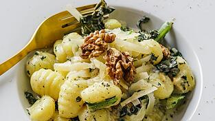 Zwar ist es mit viel Ausdauer möglich, aber die meisten Veganer brauchen bei ihrer Ernährung Nahrungsergänzungsmittel. Zwar ist es mit viel Ausdauer möglich, aber die meisten Veganer brauchen bei ihrer Ernährung Nahrungsergänzungsmittel.