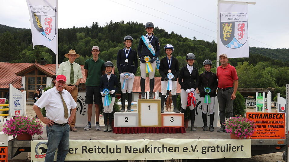 Verbandsmeisterin der Vielseitigkeitsreiter der Junioren wurde Olivia Maier vor Anna Rödl, beide Pferdefreunde Schwandorf, und dem Drittplatzierten Jannik Wagner vom Reitclub Neukirchen. Verbandsmeisterin der Vielseitigkeitsreiter der Junioren wurde Olivia Maier vor Anna Rödl, beide Pferdefreunde Schwandorf, und dem Drittplatzierten Jannik Wagner vom Reitclub Neukirchen.