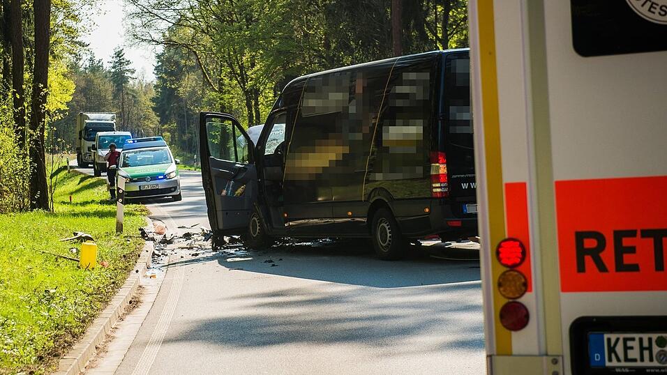 Die Fahrzeuge krachten wohl frontal ineinander. Die Fahrzeuge krachten wohl frontal ineinander.