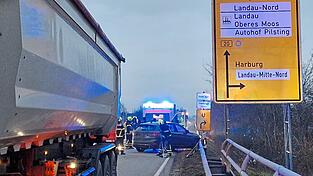 Beide Unfallbeteiligten kamen mit dem Schrecken davon, verletzt wurde niemand. Beide Unfallbeteiligten kamen mit dem Schrecken davon, verletzt wurde niemand.