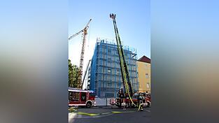 Der Brand auf dem Dach des Gebäudes in der Bahnhofstraße in Straubing hatte einen Feuerwehreinsatz ausgelöst. Der Brand auf dem Dach des Gebäudes in der Bahnhofstraße in Straubing hatte einen Feuerwehreinsatz ausgelöst.