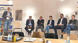 An der Podiumsdiskussion nahmen (v. l. sitzend auf der Bühne) teil: Ewald Seifert (CSU), Dr. Christian Waas (ÖDP/PU), Anita Karl (Bündnis 90/ Die Grünen), Tobias Beck (Freie Wähler) und Martin Kreutz (SPD). Die Moderation übernahm Manuel Krüger (l. stehend). An der Podiumsdiskussion nahmen (v. l. sitzend auf der Bühne) teil: Ewald Seifert (CSU), Dr. Christian Waas (ÖDP/PU), Anita Karl (Bündnis 90/ Die Grünen), Tobias Beck (Freie Wähler) und Martin Kreutz (SPD). Die Moderation übernahm Manuel Krüger (l. stehend).