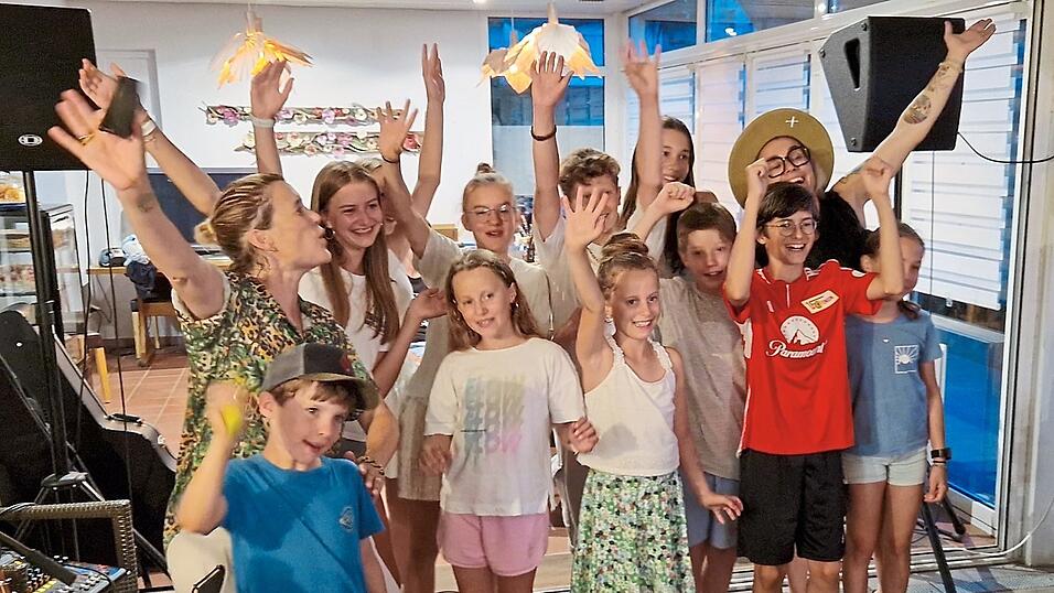 Elli und Tina sangen gemeinsam mit den Kindern. Elli und Tina sangen gemeinsam mit den Kindern.