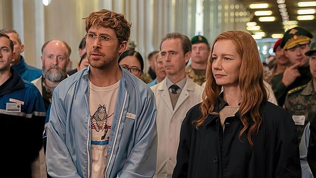 Ryland Grace (gespielt von Ryan Gosling) und Eva Stratt (Sandra Hüller) bei einer wichtigen Diskussion in der Arbeit. Ryland Grace (gespielt von Ryan Gosling) und Eva Stratt (Sandra Hüller) bei einer wichtigen Diskussion in der Arbeit.