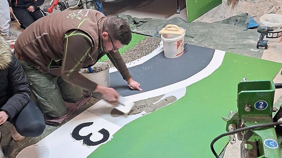 Tim Gangkofner kieste den Rand der Rennstrecke extra auf. So soll der Wagen für die Umzüge realistischer aussehen. Tim Gangkofner kieste den Rand der Rennstrecke extra auf. So soll der Wagen für die Umzüge realistischer aussehen.