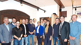 Die CSU-Kandidaten, von links: Hermann Leiderer, Frank Friedrichs, Florian Peutler, Daniel Buchhauser, Andreas Ketterl, Martin Dörling, Benno Daiminger, Elisabeth Kerscher, Michael Rösch, Dominic Busch, Alexandra Kaiser, Michael Weigert, Patrick Grossmann und Christoph Wasinger. Die CSU-Kandidaten, von links: Hermann Leiderer, Frank Friedrichs, Florian Peutler, Daniel Buchhauser, Andreas Ketterl, Martin Dörling, Benno Daiminger, Elisabeth Kerscher, Michael Rösch, Dominic Busch, Alexandra Kaiser, Michael Weigert, Patrick Grossmann und Christoph Wasinger.