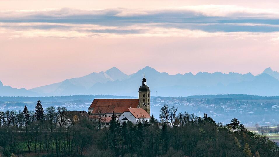 Bairische Sprache wird für Auswärtige erst dann richtig schwer, wenn es im Dialekt um Richtungsangaben geht. Das Bild zeigt den Bogenberg. Die Bogener zum Beispiel fahren nach Straubing 'eine' (Symbolbild). Bairische Sprache wird für Auswärtige erst dann richtig schwer, wenn es im Dialekt um Richtungsangaben geht. Das Bild zeigt den Bogenberg. Die Bogener zum Beispiel fahren nach Straubing 'eine' (Symbolbild).
