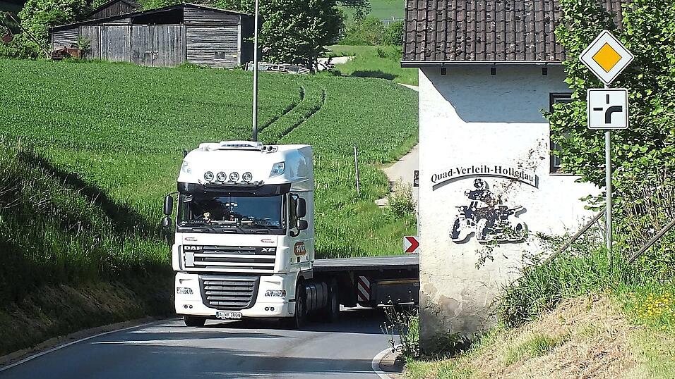 Das Verfahren läuft seit 2015, ein Ende ist nicht absehbar: Die Ortsdurchfahrt von Enzelhausen wird noch eine ganze Zeit so bleiben wie sie ist: Mit zwei scharfen Kurven, eng und unübersichtlich. Das Verfahren läuft seit 2015, ein Ende ist nicht absehbar: Die Ortsdurchfahrt von Enzelhausen wird noch eine ganze Zeit so bleiben wie sie ist: Mit zwei scharfen Kurven, eng und unübersichtlich.
