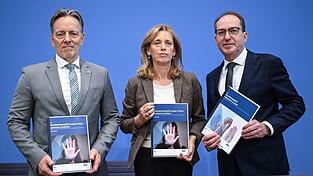 BKA-Präsident Holger Münch, Bundesfamilienministerin Karin Prien (CDU) und Bundesinnenminister Alexander Dobrindt (CSU) präsentieren in Berlin zwei Sonderauswertungen der Polizeistatistik: Ein Bundeslagebild zu häuslicher Gewalt und ein Lagebild zu Straftaten gegen Frauen. BKA-Präsident Holger Münch, Bundesfamilienministerin Karin Prien (CDU) und Bundesinnenminister Alexander Dobrindt (CSU) präsentieren in Berlin zwei Sonderauswertungen der Polizeistatistik: Ein Bundeslagebild zu häuslicher Gewalt und ein Lagebild zu Straftaten gegen Frauen.