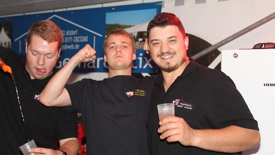 Zur Musik von Headless wurde ausgelassen gefeiert. Zur Musik von Headless wurde ausgelassen gefeiert.