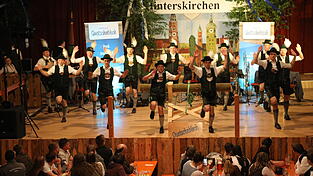 Brauchtum auf der Volksfestbühne in der Rampl-Festhalle: Die Pauluszeller Plattler waren in Aktion. Brauchtum auf der Volksfestbühne in der Rampl-Festhalle: Die Pauluszeller Plattler waren in Aktion.